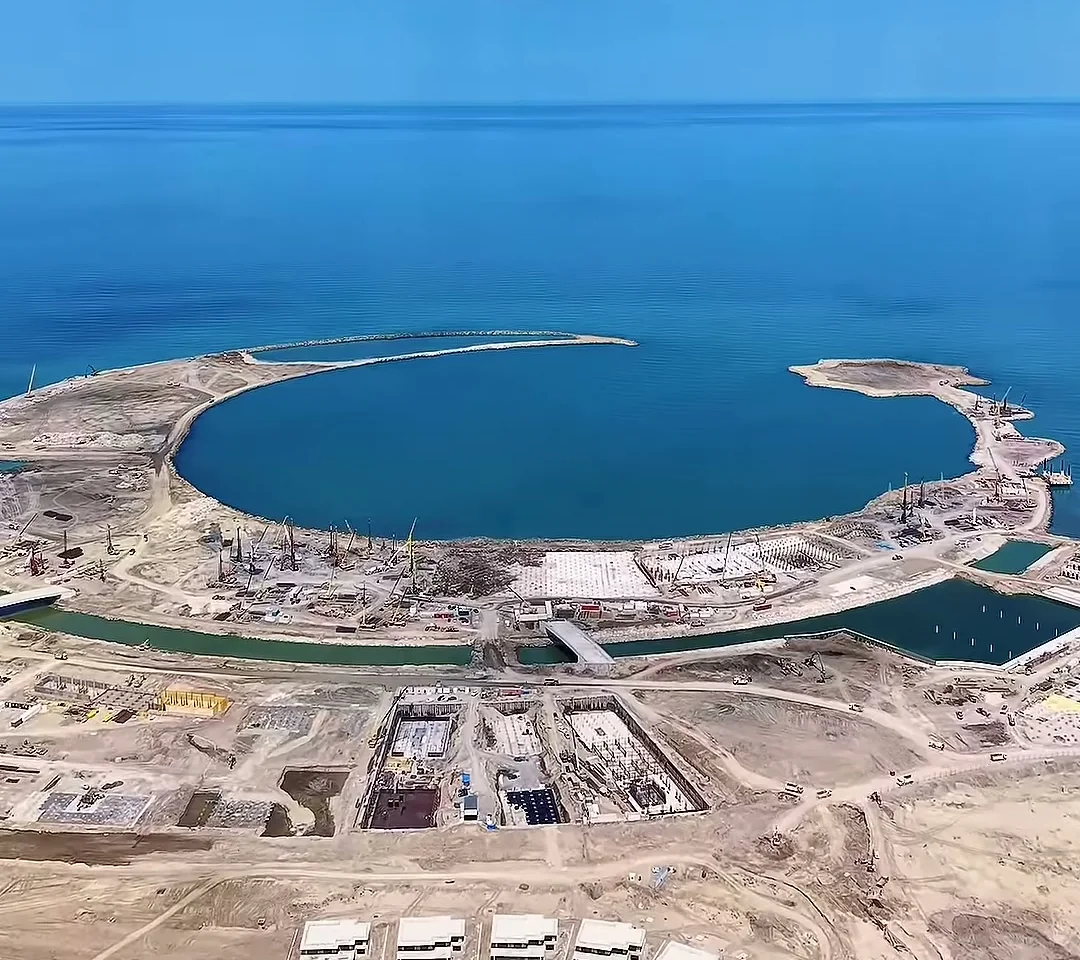 Halfmoon в мае 2026 года: лагуна, справа вверху — островок под башню
