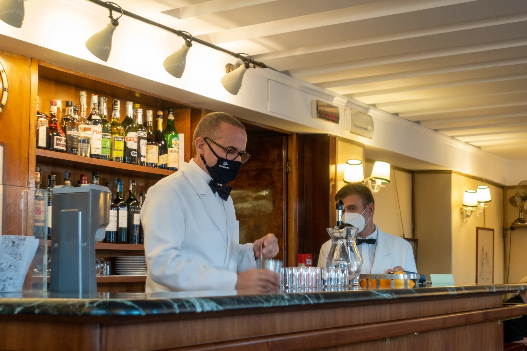 Стойка Harry's Bar, 2020 год: бармены в белых куртках