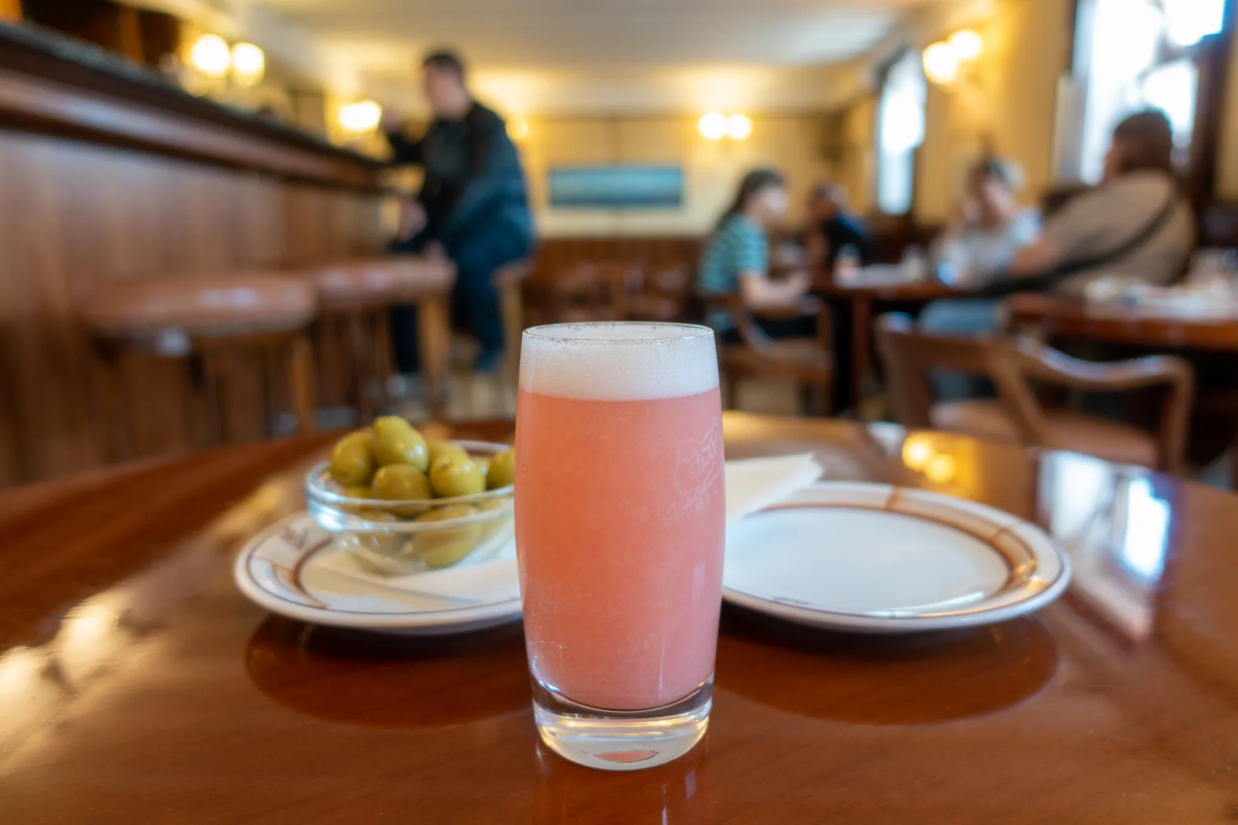 Беллини и оливки на столике Harry's Bar